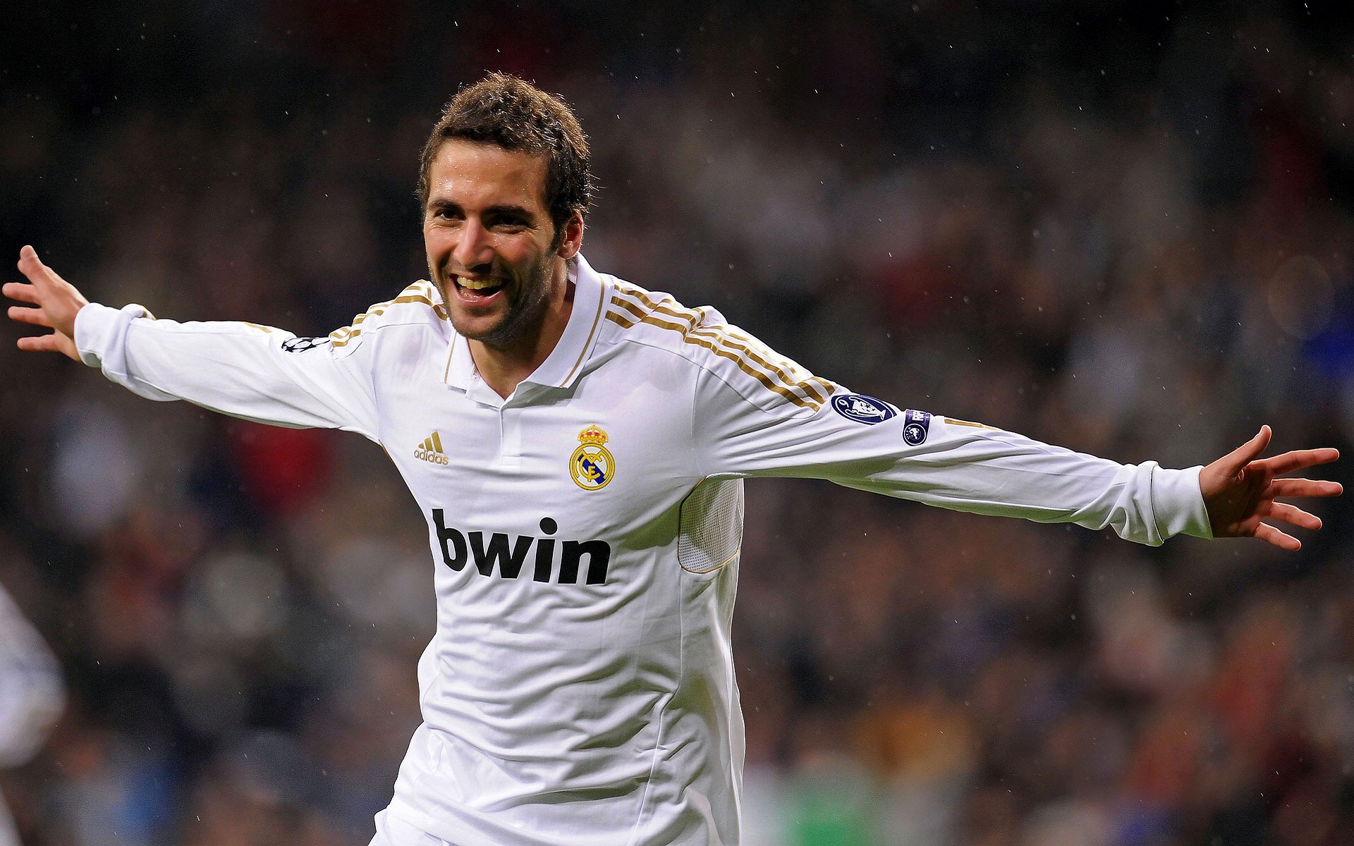 英超争冠激烈比赛 加冕与争夺的最后较量临近，英超争冠2021